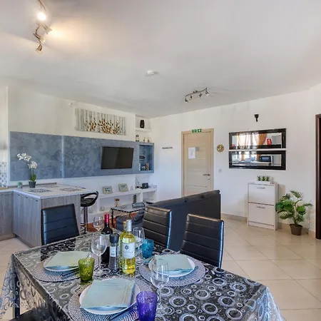 Charming 2 Bedroom Penthouse With Sun Terrace Aazz1-1