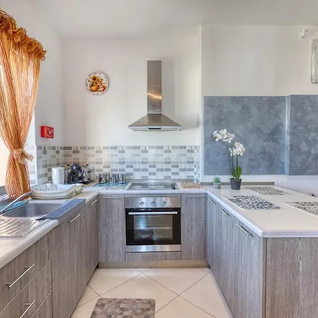아파트 Charming 2 Bedroom Penthouse With Sun Terrace Aazz1-1 루카