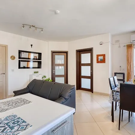 Charming 2 Bedroom Penthouse With Sun Terrace Aazz1-1 아파트 루카